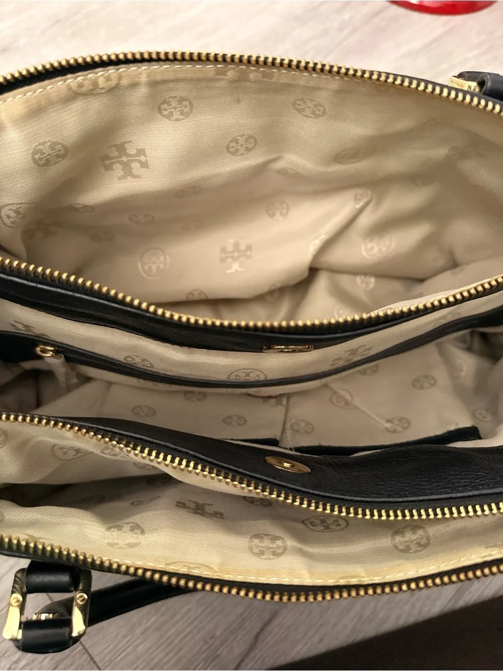 Tory Burch Black Leather Amanda bag with Gold-Tone Logo Hardware